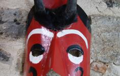 Máscara de lata com cornos