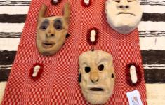 Máscaras sobre colcha