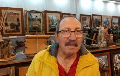 José Llamas en su galeria de arte
