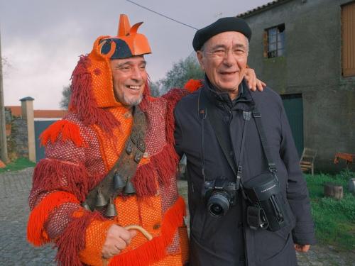 António Tiza com João Alfaiate, colecionador de máscaras